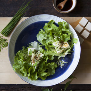 Tofu med ingefära, soja, Gräslök & Basilika i salladsblad