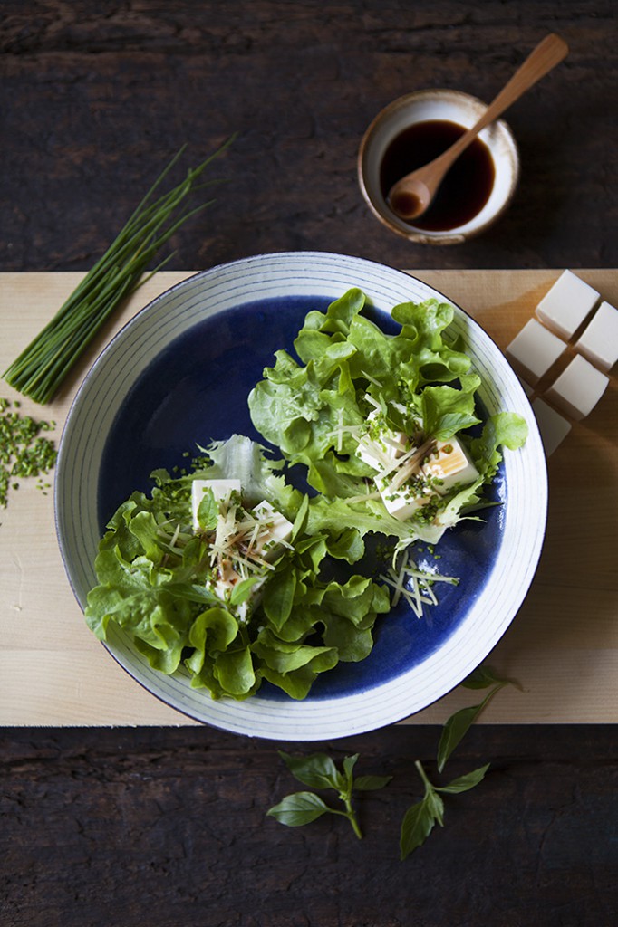 Tofu med ingefära, soja, Gräslök & Basilika i salladsblad