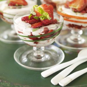 Mynta och jordgubbscheesecake i glas med Basilikamarinerade jordgubbar