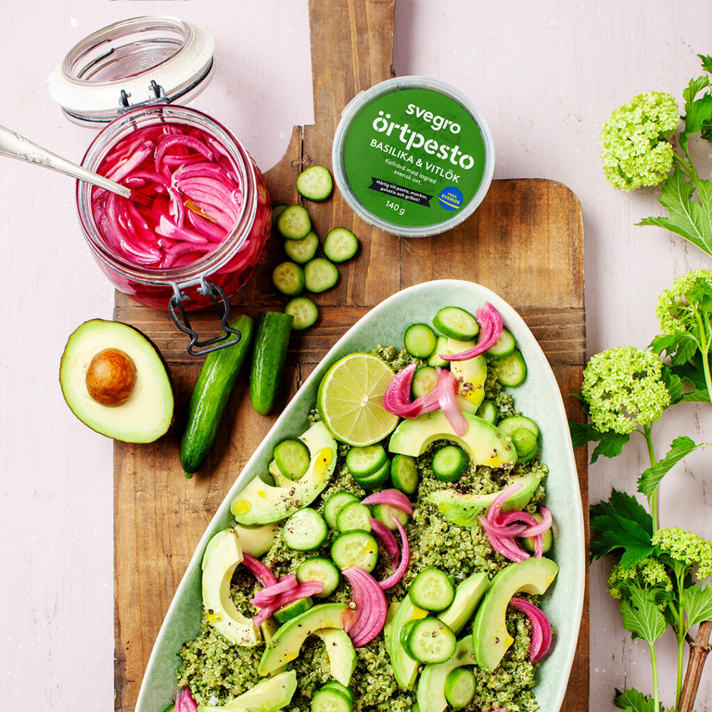 Svegros Avocado- och gurksallad med Örtpesto