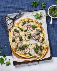Pizza bianco med prästostcrème, amandine, rödlök och pesto