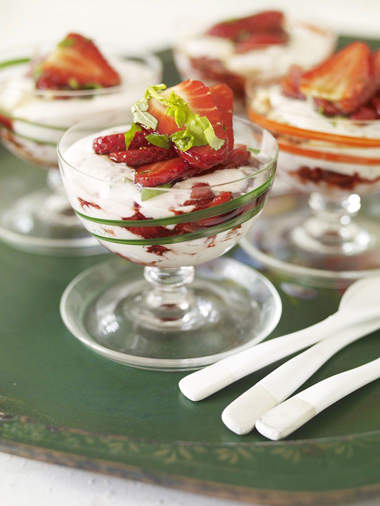 Mynta och jordgubbscheesecake i glas med Basilikamarinerade jordgubbar