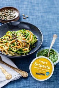 Svegro-Spaghetti med grönsaksnudlar och Örtpesto